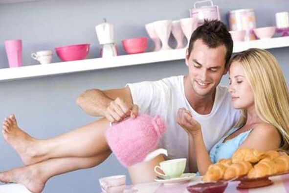 رجل وامرأة سعيدان